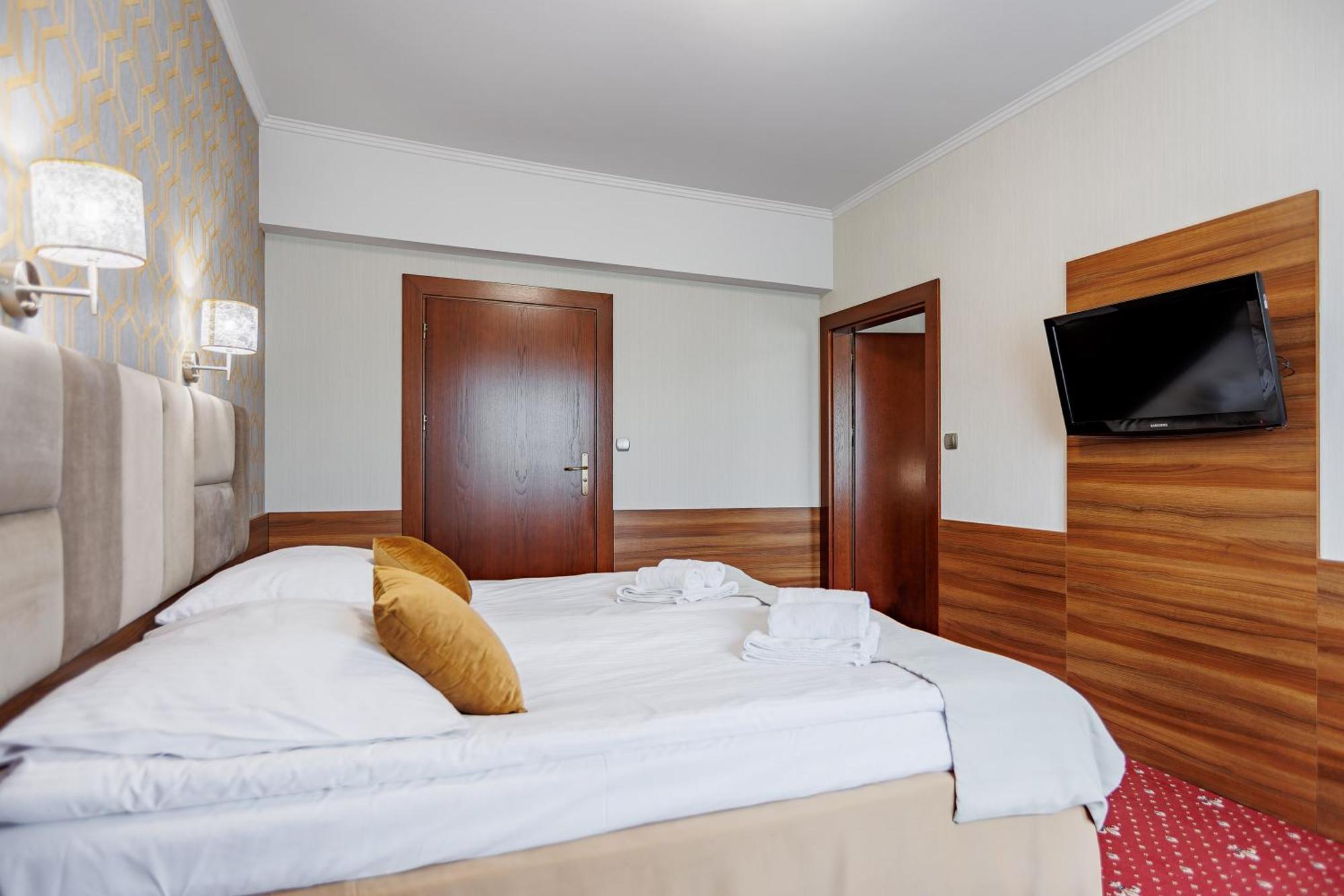Hotel Cristal Park Dabrowa Tarnowska Экстерьер фото