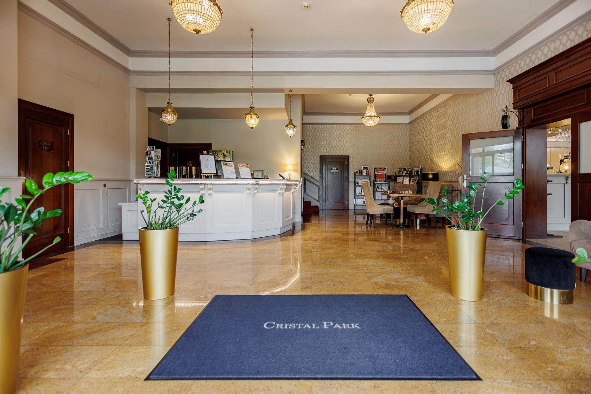 Hotel Cristal Park Dabrowa Tarnowska Экстерьер фото